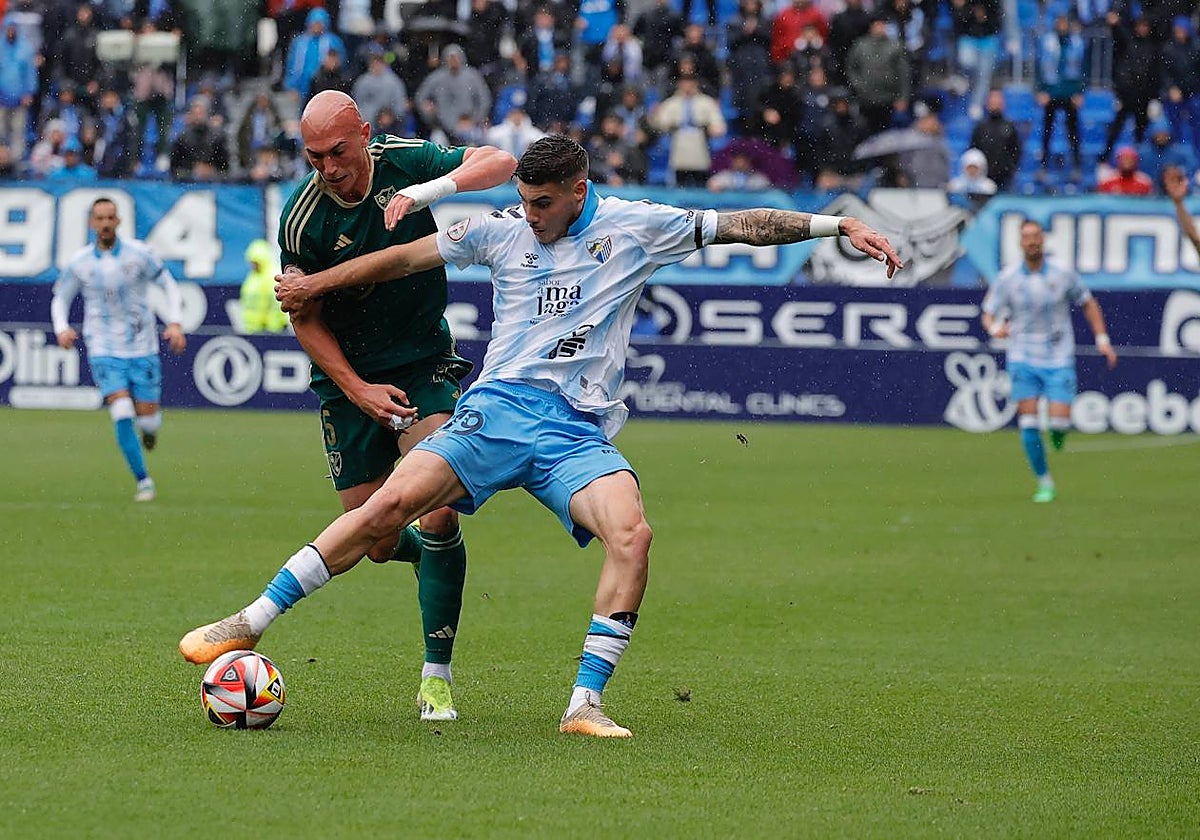 Roberto, ante el Linares.