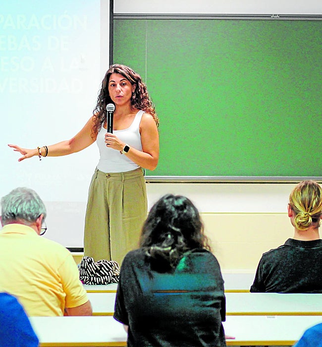 Una de las profesoras de los cursos, Livia García, explica cómo se estructura la preparación el día de inauguración.