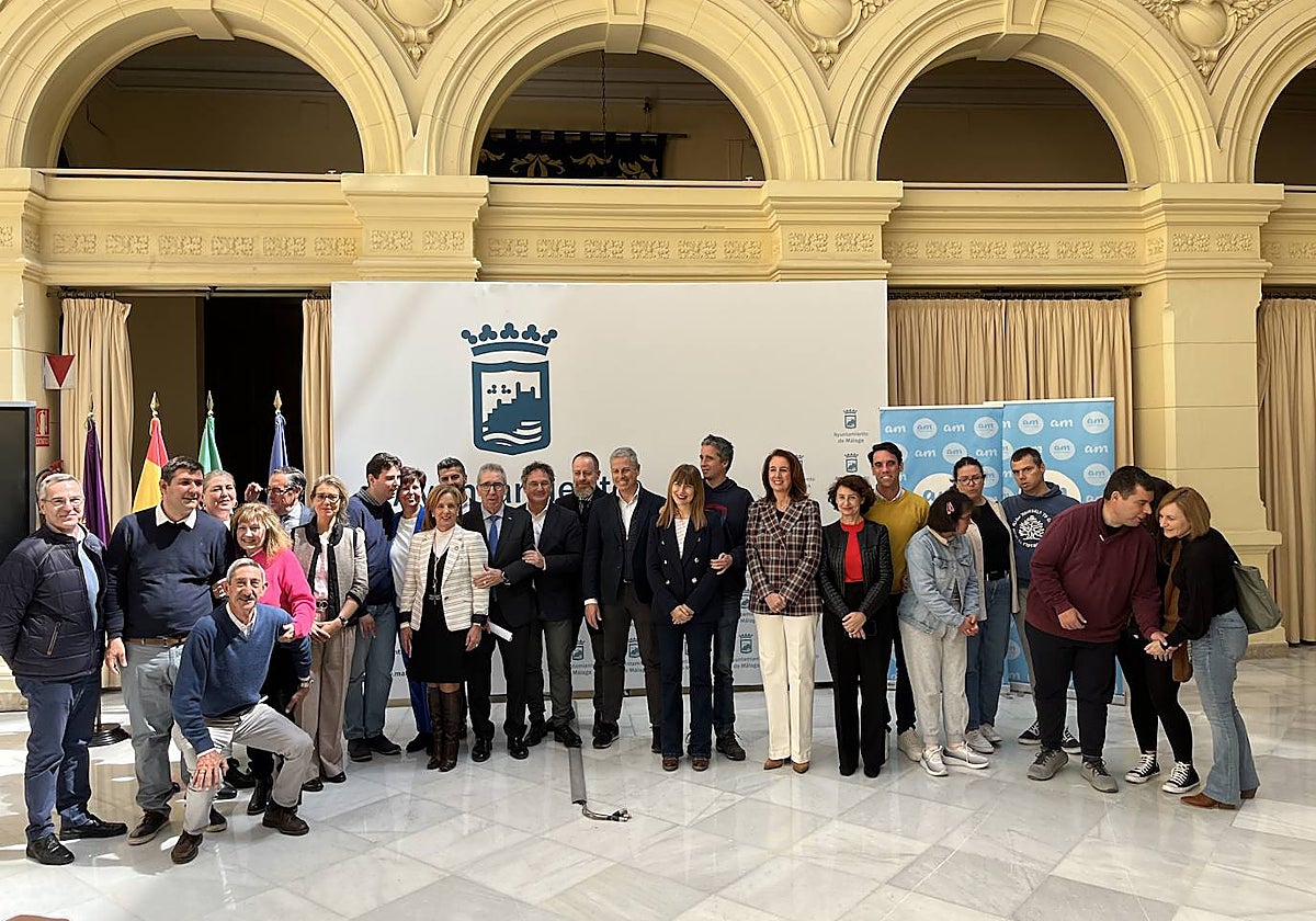 Miembros y usuarios de Autismo Málaga, representantes institucionales y colaboradores de la acción del Día Mundial de Concienciación del Autismo, esta mañana.