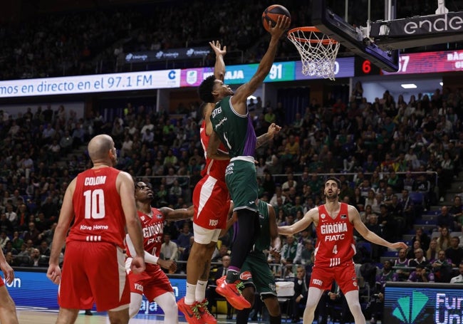 Una bandeja de Tyson Carter ante el Bàsquet Girona el sábado.