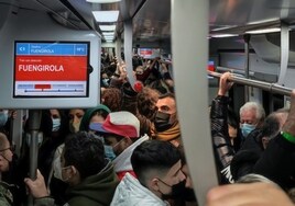 Interior de un tren de Cercanías de la Costa lleno de pasajeros.