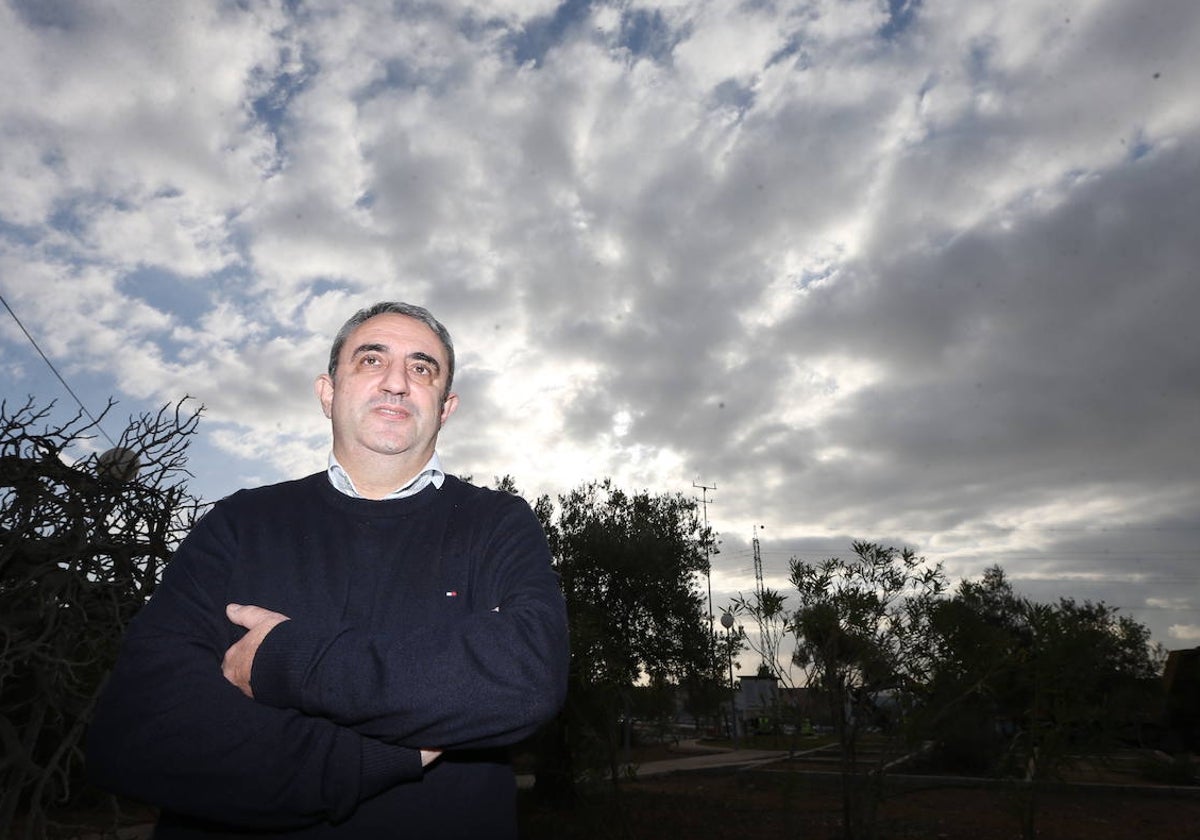 El director del Centro Meteorológico de Málaga, Jesús Riesco, bajo un cielo de nubes.