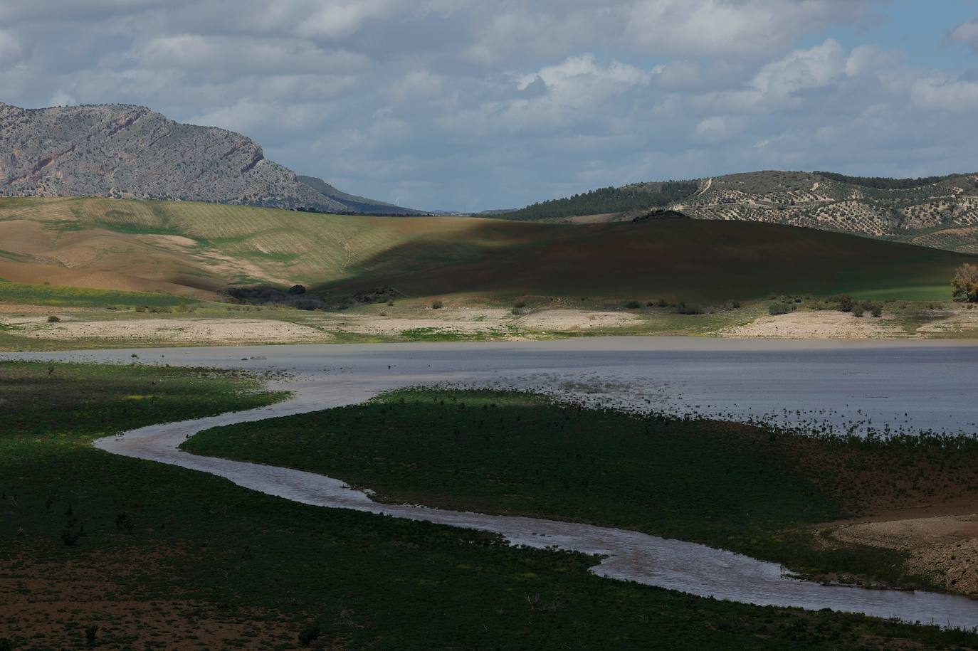 Entrada de agua a a la cola del embalse, este lunes.