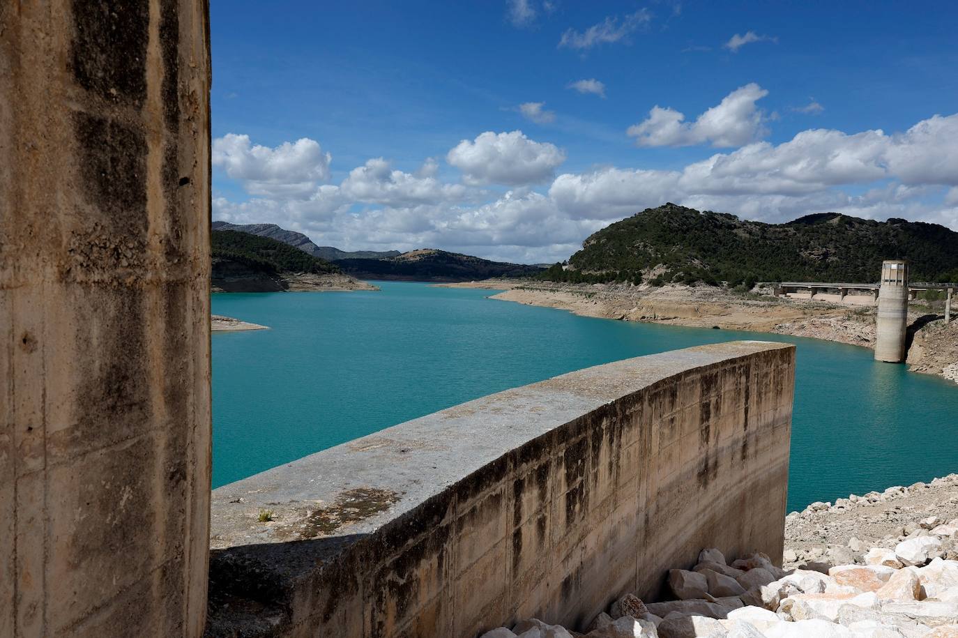 Estructuras del embalse de Guadalteba, con la torre de medición a la derecha.