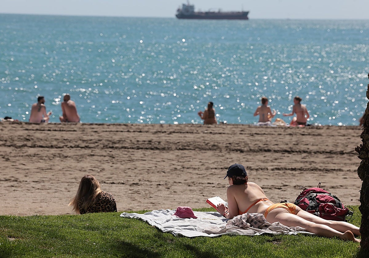 Visitantes tomando el sol en las playas de Málaga hoy, 1 de abril.