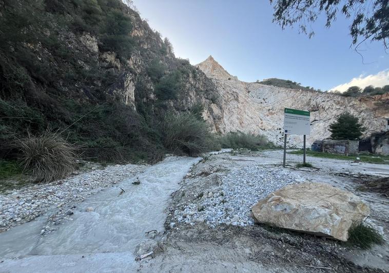 Imagen del caudal que lleva este lunes el río Chíllar a la altura de la antigua cantera de áridos de Frigiliana.