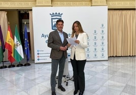 Los concejales de Vox, Antonio Alcázar y Yolanda Gómez, en el patio de Banderas del Ayuntamiento de Málaga.