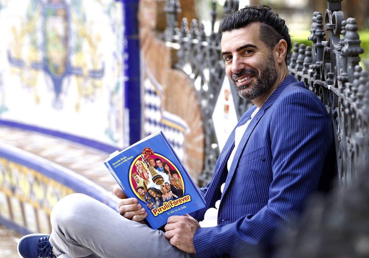 Gerardo Reyes, con su libro sobre la historia reciente de TVE, en el parque de Málaga.