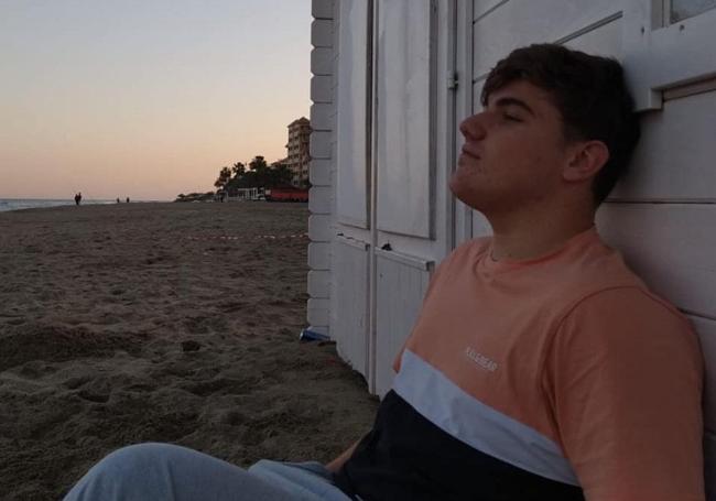 José Martínez, estudiante de cuarto curso de Periodismo, en la playa de Málaga.