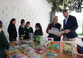 El concejal durante el acto de entrega de los libros.