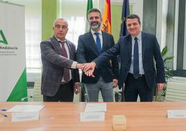 El consejero de Sostenibilidad, Medio Ambiente y Economía Azul y portavoz del Gobierno, Ramón Fernández-Pacheco, (c) acompañado por el presidente del Comité Olímpico Español (COE), Alejandro Blanco,(i) y el presidente de la Federación Andaluza de Municipios y Provincias (FAMP) y alcalde de Córdoba, José María Bellido (d) tras la firma del convenio