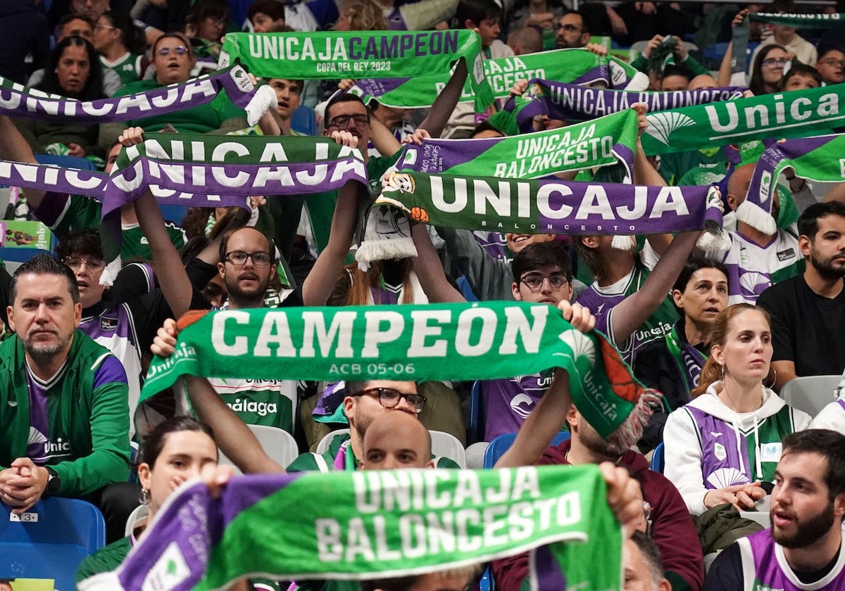 Aficionados del Unicaja con bufandas.