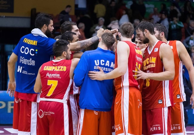 La piña de los jugadores del UCAM Murcia.