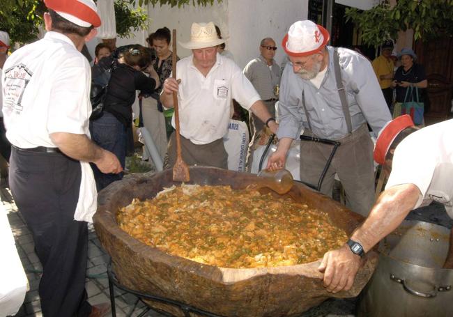 Elaboración tradicional de la sopa mondeña.