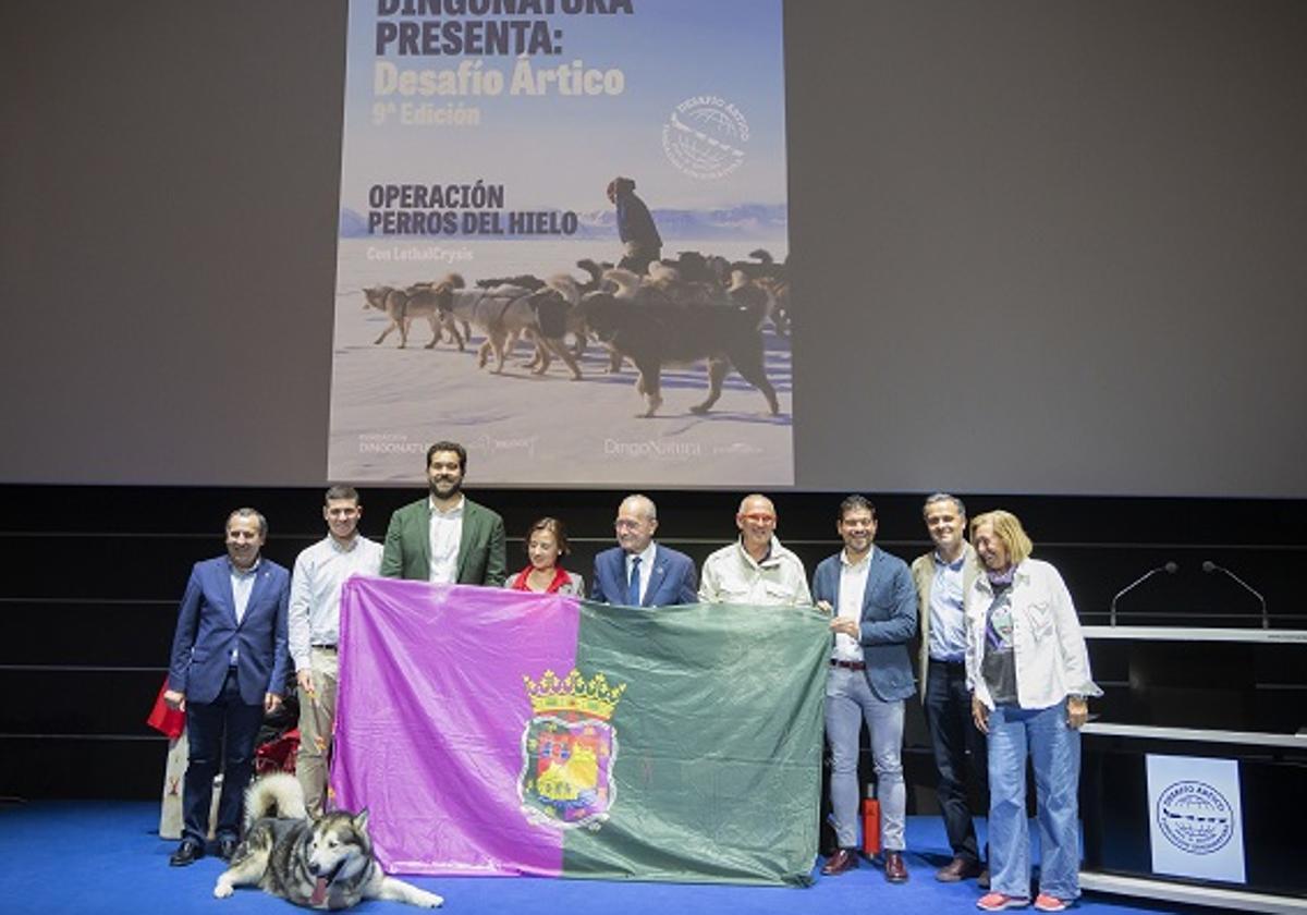 Foto de familia con algunos de los asistentes a la presentación del nuevo Desafío Ártico.