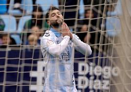 El jugador del Málaga Dani Sánchez durante un momento del último partido ante el Linares. El lateral izquierdo vio la quinta amarilla de la temporada y será baja ante el Ceuta el próximo domingo (12.00 horas).