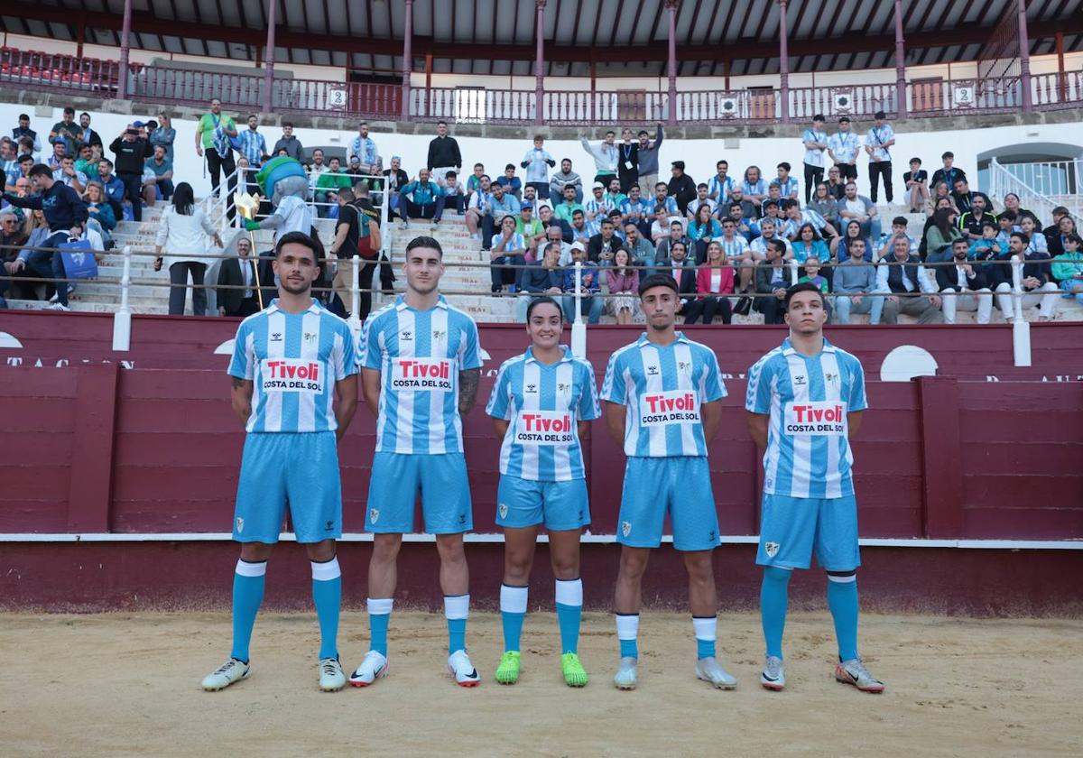 Imagen de la nueva camiseta vintage del Málaga que conmemora el 120 aniversario del fútbol en la ciudad.