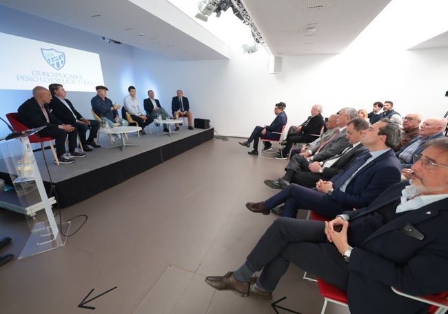 Los ponentes y representación del Málaga en primera fila, con Loren Juarros, Kike Pérez y José María Muñoz.