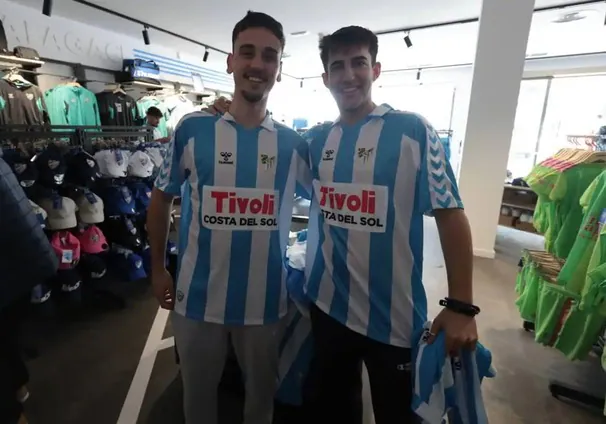 La afición, enamorada de la nueva camiseta del Málaga: «Lo de Tívoli es un tiro directo a la nostalgia»