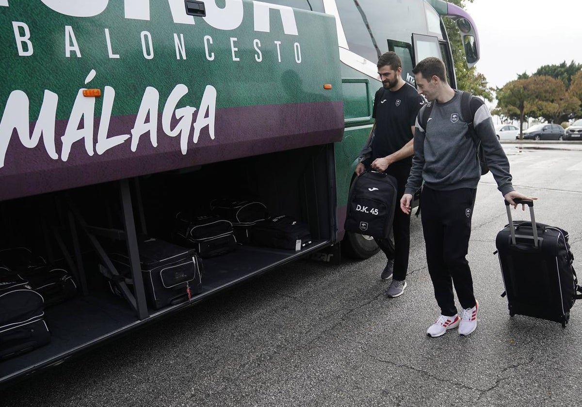 Los jugadores del Unicaja, antes de un desplazamiento del equipo.