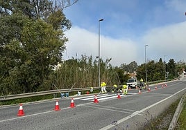 Operarios municipales trabajan en la mejora de la seguridad.
