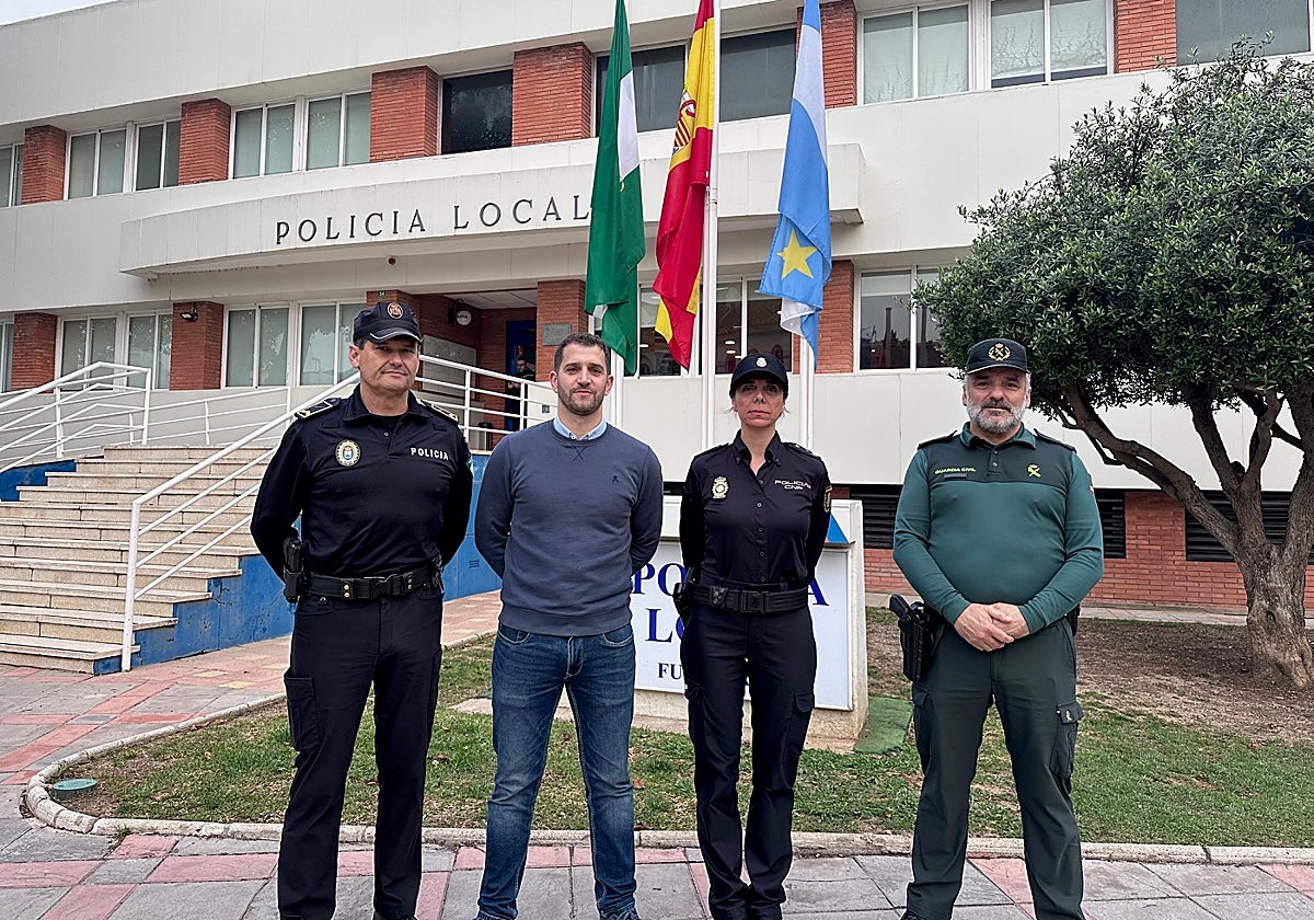 El concejal junto a los representantes de los cuerpos de seguridad.