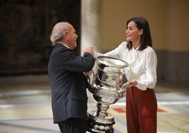 El presidente del Real Club Mediterráneo, Eduardo Cestino, recibe la Copa Stadium, de manos de S. M. la Reina Doña Letizia, en el acto celebrado ayer.