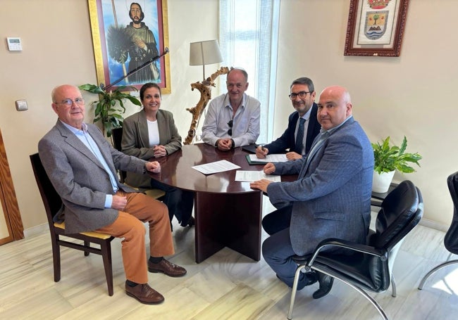 Autoridades de la Junta y del Ayuntamiento, en la firma del acuerdo de devolución.