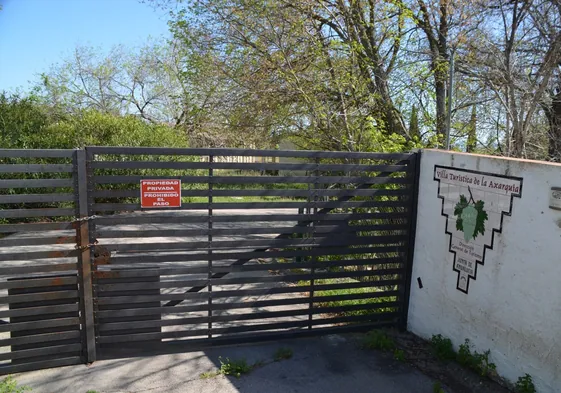 Acceso principal a la Villa Turística de Periana, que lleva cerrada desde hace dos décadas.