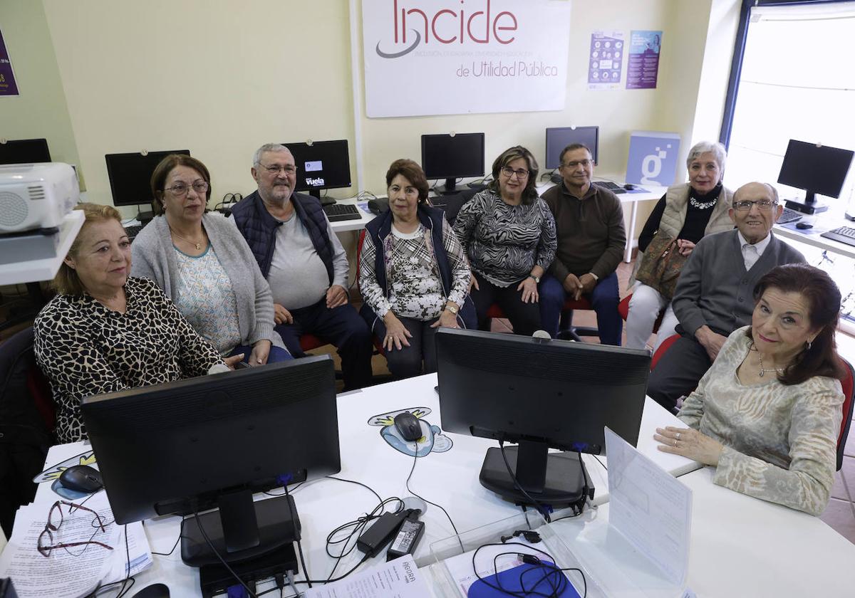 Un grupo de los estudiantes de informática, que también aplican sus conocimientos a su ocio.