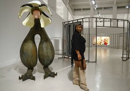 Theresa Chromati, junto a la escultura de la flor escroto que da entrada a la exposición.