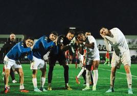 Jugadores del Ceuta celebra su última victoria contra el Algeciras que le metió en los 'play off'. Sueñan con jugar por el ascenso.