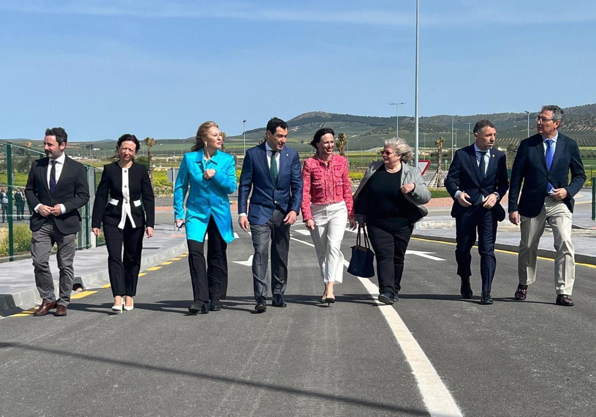 El presidente de la Junta, junto a responsables públicos y privados, visita las obras.