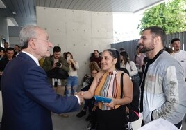 Francisco de la Torre entrega las llaves de una VPO a una familia.