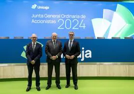 Isidro Rubiales, consejero delegado de Unicaja, Manuel Azuaga, presidente saliente de la entidad, y José Sevilla, nuevo presidente no ejecutivo.