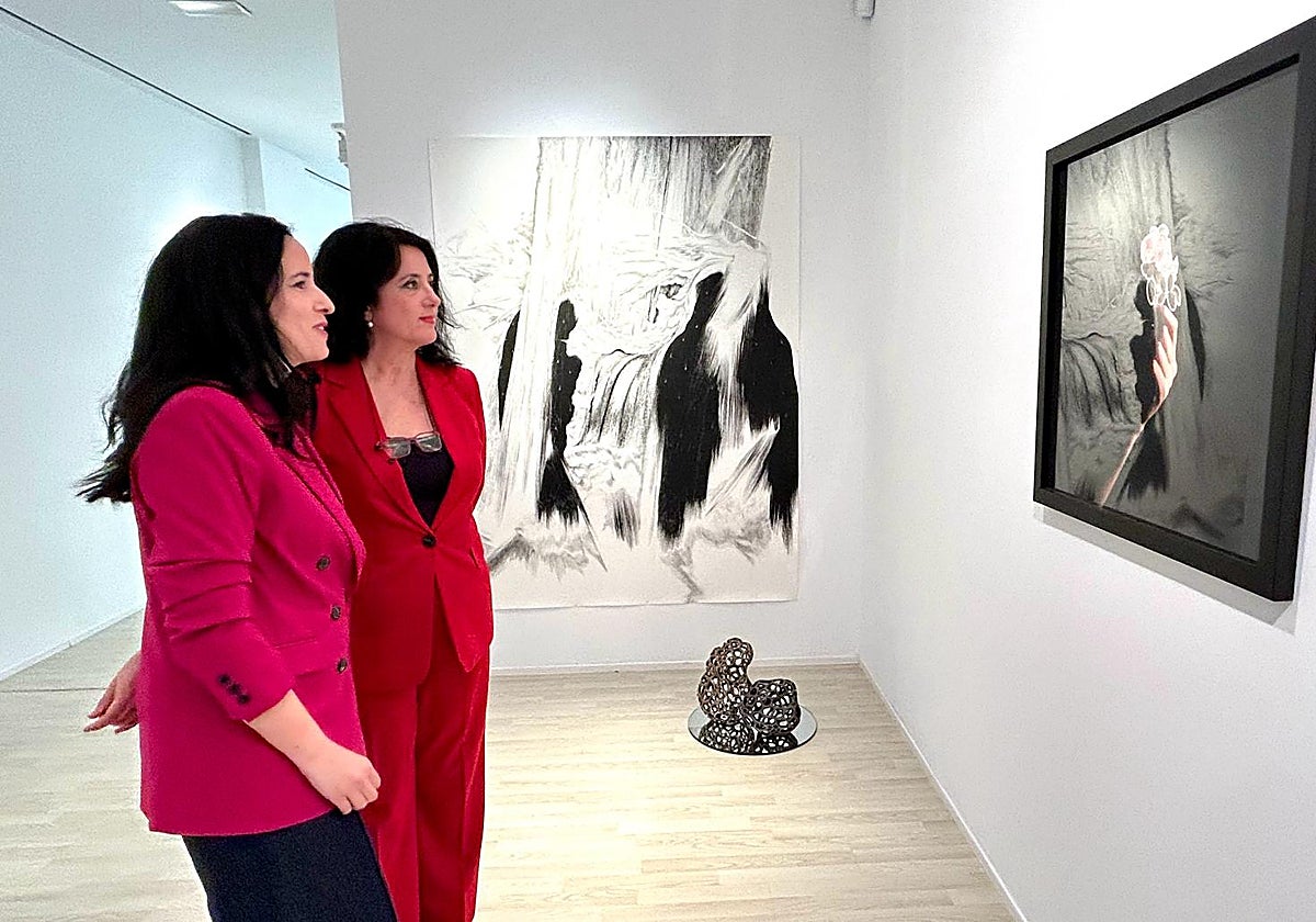 Acto de presentación de la nueva exposición en el CAC veleño, este viernes.