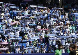 Aficionados del Málaga animan a su equipo en La Rosaleda.