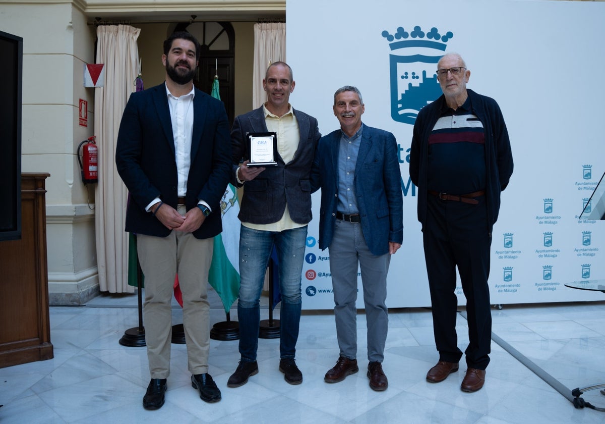 El Ayuntamiento de Málaga recibe a Óscar González por su récord mundial máster