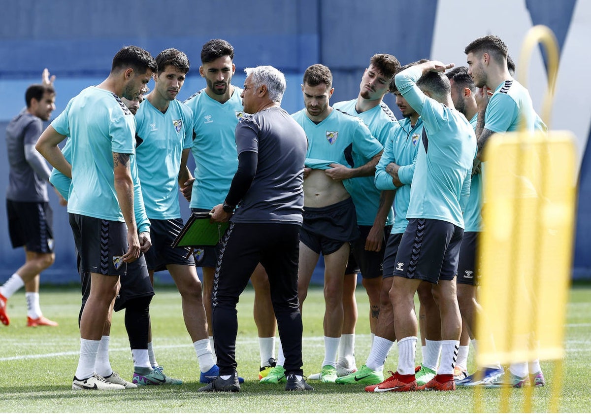 Pellicer da instrucciones a sus jugadores.