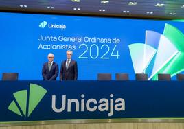 José Sevilla, nuevo presidente de Unicaja, a la derecha, junto a Isidro Rubiales, consejero delegado.