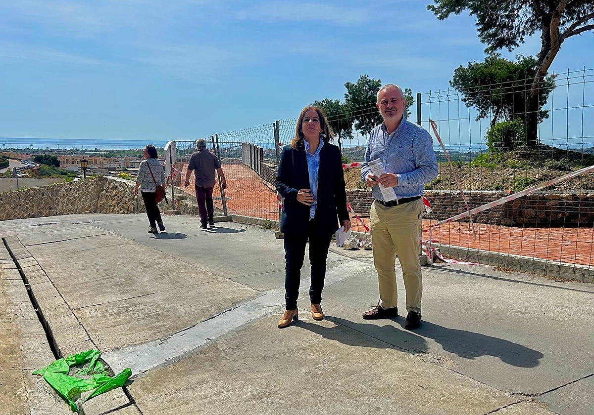 Los ediles Belén Zapata y Jesús María Claros, junto al nuevo tanque de tormentas en La Fortaleza.