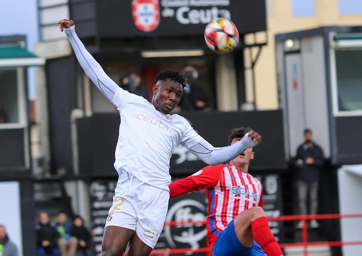 Imagen secundaria 1 - Chrisantus Uche, jugador del Ceuta.