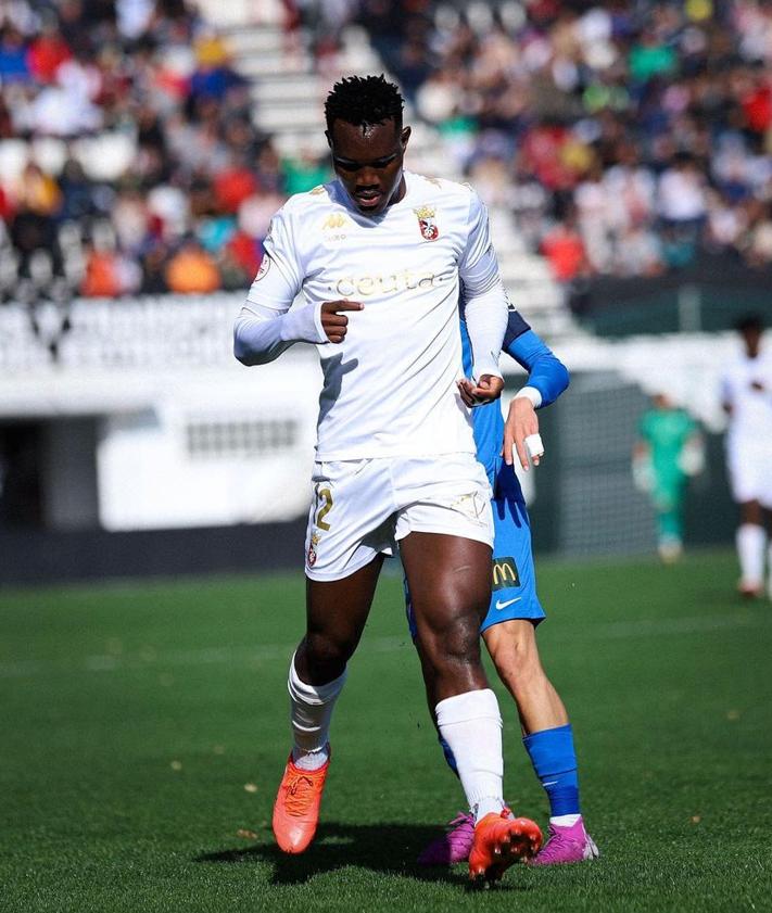 Imagen secundaria 2 - Chrisantus Uche, jugador del Ceuta.