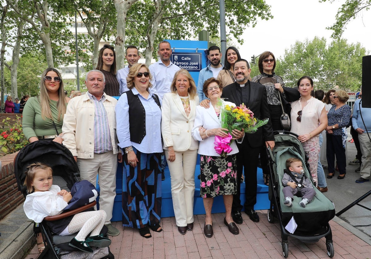 El cura Pepe con su familia, esta mañana, en Marbella.