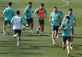 Los jugadores del Málaga se entrenan en La Rosaleda esta semana.