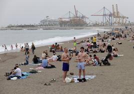 El tiempo casi veraniego llena playas, terrazas y chiringuitos a pesar de la calima en Málaga
