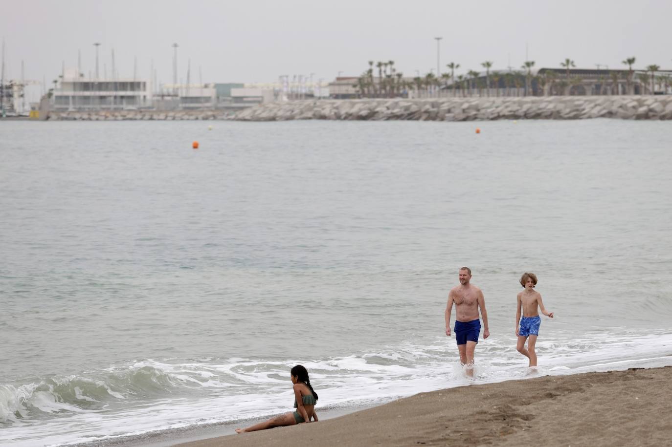 El tiempo casi veraniego llena playas, terrazas y chiringuitos a pesar de la calima en Málaga