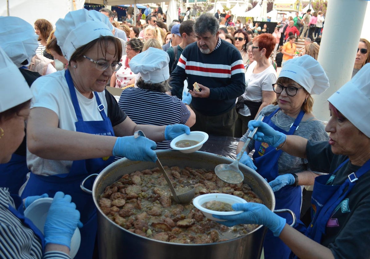 Las vecinas del pueblo encargadas de cocinar el guiso de tagarnina.