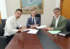 Firma del convenio de colaboración entre el Ayuntamiento y los empresarios.