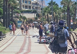 Venta ambulante en el paseo marítimo de Benalmádena.